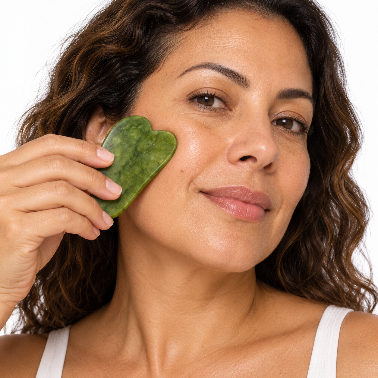 Ilustração de mulher usando gua sha verde na rotina de autocuidado facial