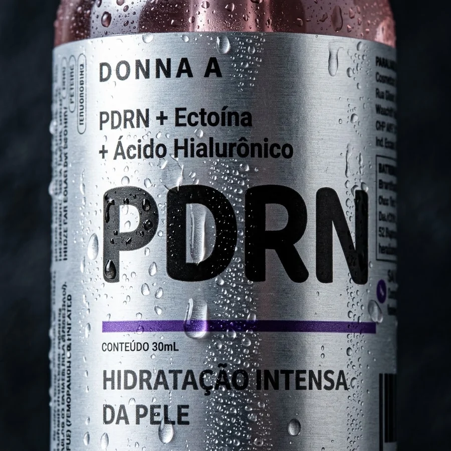 Detalhe macro do frasco molhado, com gotas de água escorrendo pelo vidro